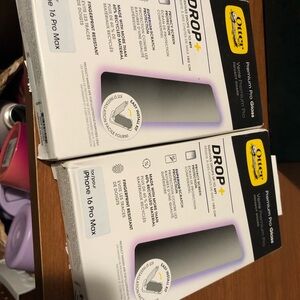 OtterBox Premium Pro Glass Privacy Screen for iPhone 16 Pro Max